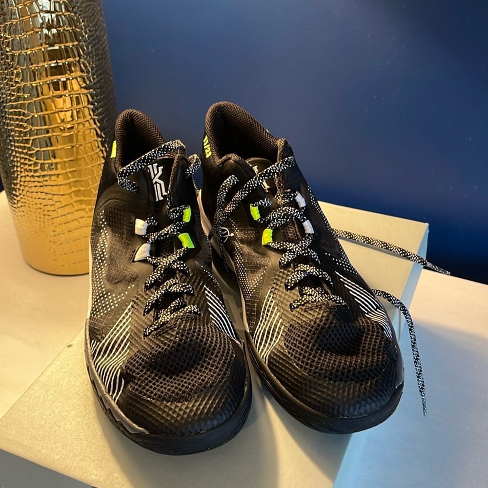 Nike Kyrie Flytrap V Size 6 Y